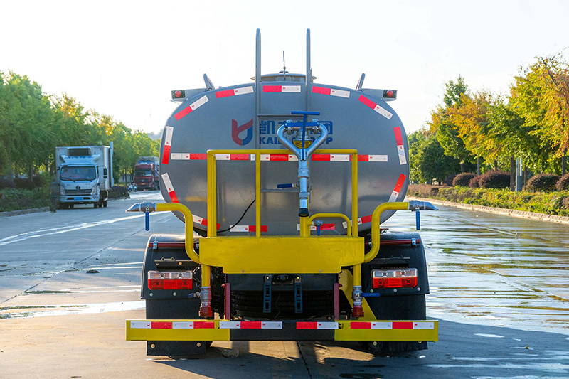 New Dongfeng Daluika Water Sprinkler Truck, 9.3 cubic meters