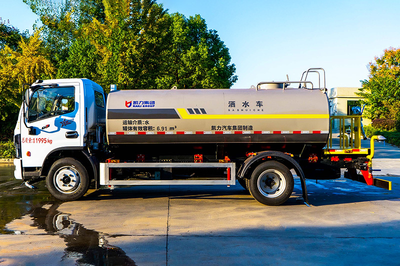 New Dongfeng Daluika Water Sprinkler Truck, 9.3 cubic meters