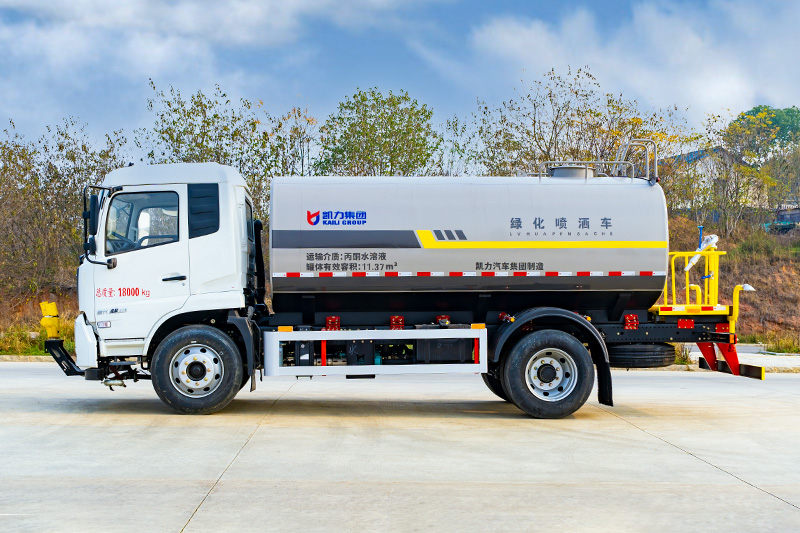 New Tianjin 3950 Water Sprinkler Truck, 14 cubic meters