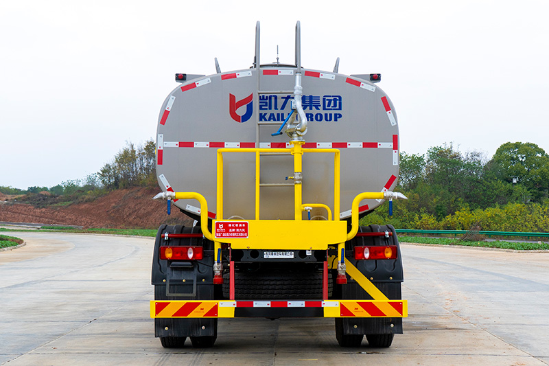 New Dongfeng Liuzhou Motor 14-cubic-meter Water Sprinkler Truck