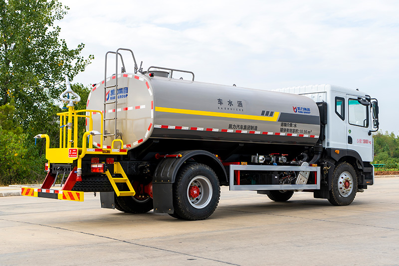 New Dongfeng D9 Water Sprinkler Truck, 13.8 cubic meters
