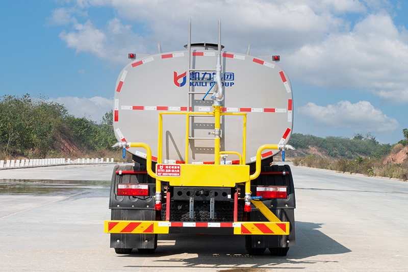 Dongfeng D9 Water Sprinkler Truck (4500)  15.1 cubic meters