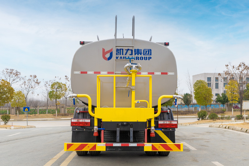 New 3950 Dongfeng D9 Water Sprinkler Truck  15.1 cubic meters