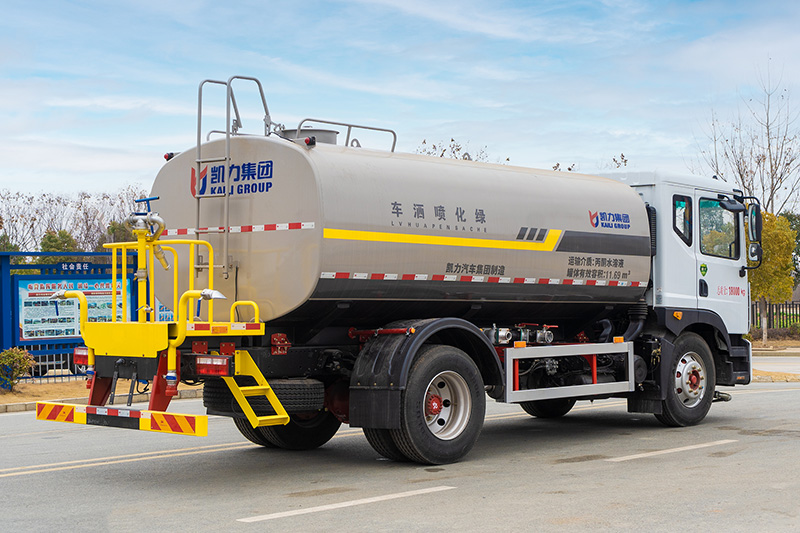 New 3950 Dongfeng D9 Water Sprinkler Truck  15.1 cubic meters