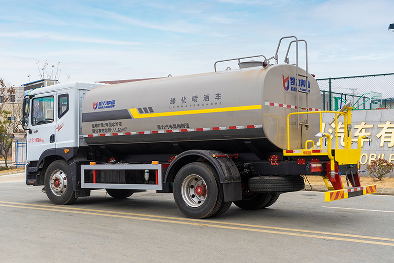 New 3950 Dongfeng D9 Water Sprinkler Truck  15.1 cubic meters