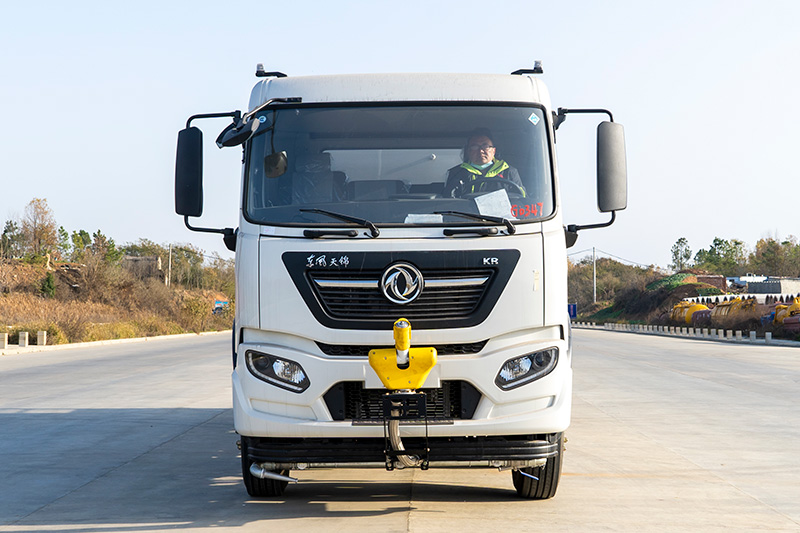 New Dongfeng Tianjin Small Three-Axle Water Sprinkler Truck, 20 cubic meters