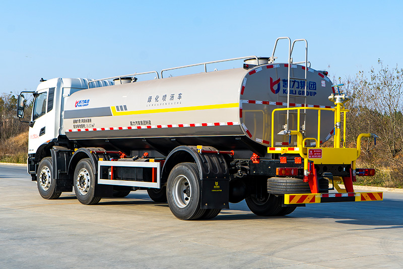 New Dongfeng Tianjin Small Three-Axle Water Sprinkler Truck, 20 cubic meters