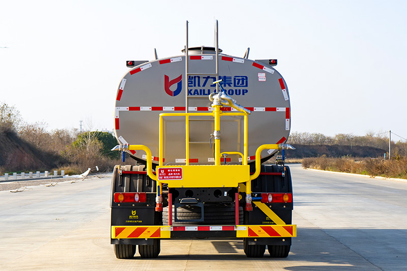 New Dongfeng Tianjin Small Three-Axle Water Sprinkler Truck, 20 cubic meters