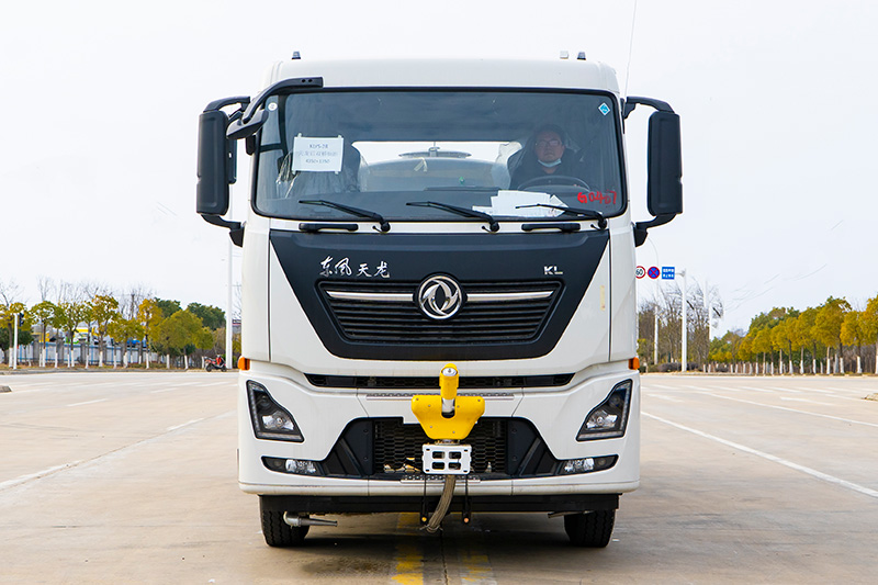 New Dongfeng Tianlong Dual-Rear-Axle Water Sprinkler Truck, 18.5 cubic meters