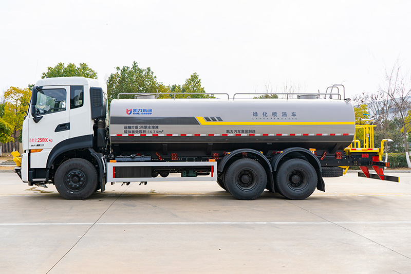 New Dongfeng Tianlong Dual-Rear-Axle Water Sprinkler Truck, 18.5 cubic meters