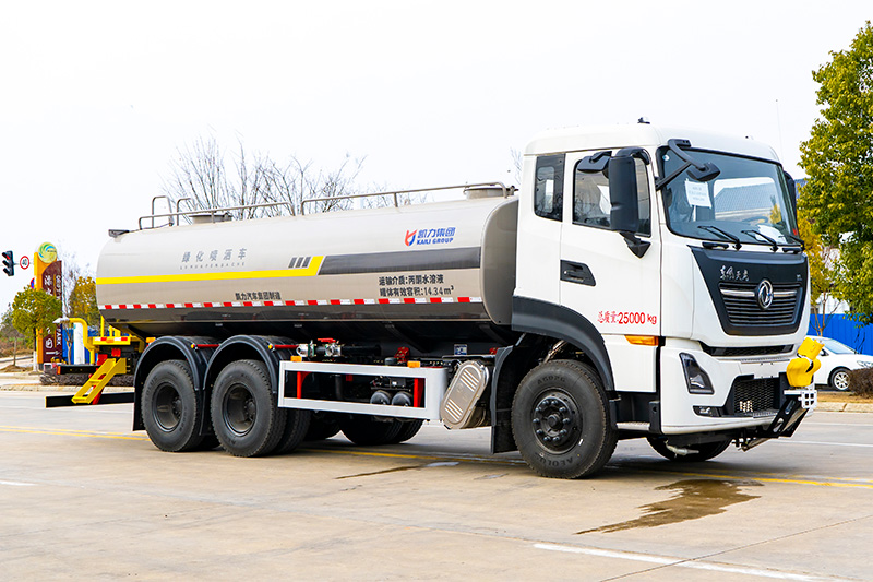 New Dongfeng Tianlong Dual-Rear-Axle Water Sprinkler Truck, 18.5 cubic meters