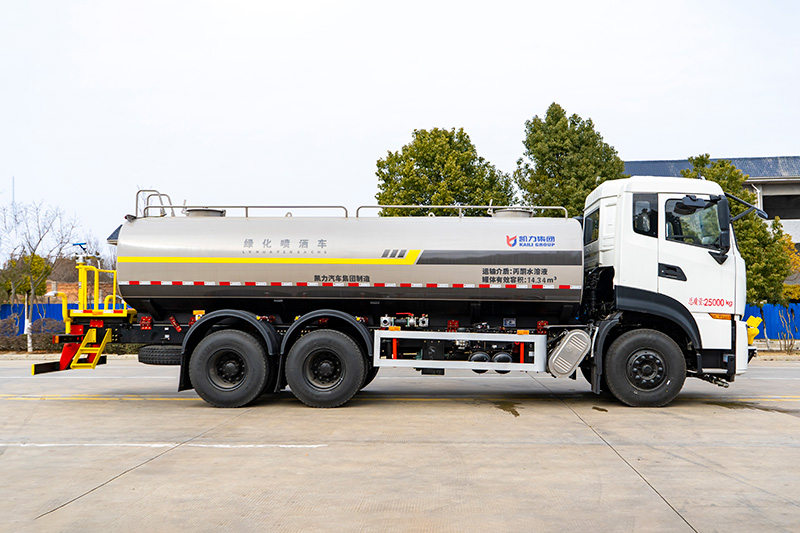 New Dongfeng Tianlong Dual-Rear-Axle Water Sprinkler Truck, 18.5 cubic meters