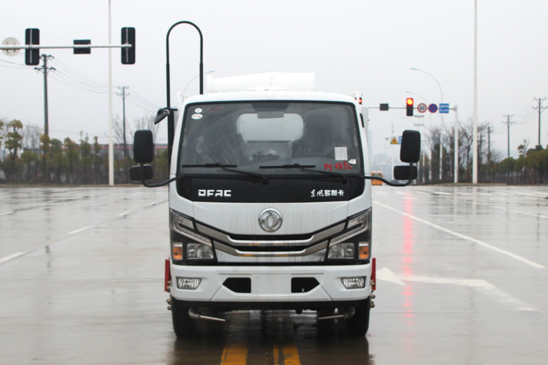 Dongfeng D6 Dust Suppression Truck (Square Tank) 4.5 cubic meters (Mist Cannon 30–40 meters)