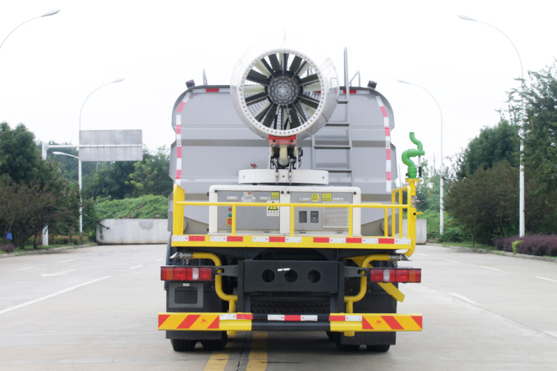 Sinotruk Rear Twin-Axle Dust Suppression Truck (Wedge-Shaped Square Tank) (Mist Cannon Range: 80–120 m) 17 m³