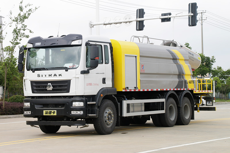 Sinotruk Rear Twin-Axle Dust Suppression Truck (Wedge-Shaped Square Tank) (Mist Cannon Range: 80–120 m) 17 m³