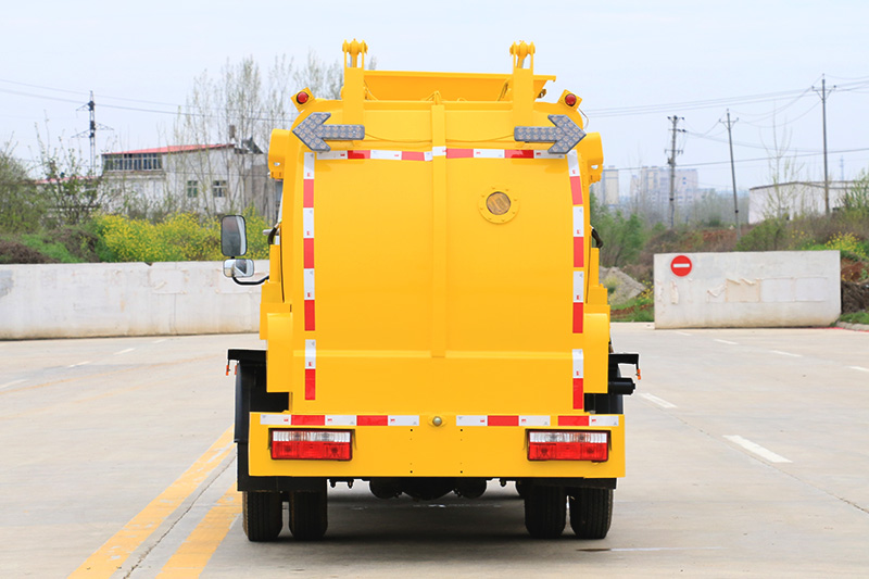 Dongfeng Xiaodolika Food Waste Collection Truck, 6-cubic-meter Tank