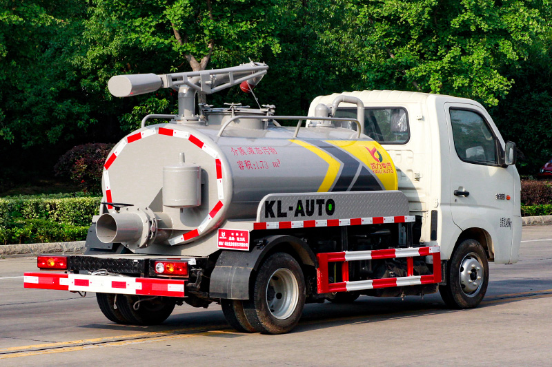 Foton Xiangling 2-cubic-meter Sewage Suction Truck