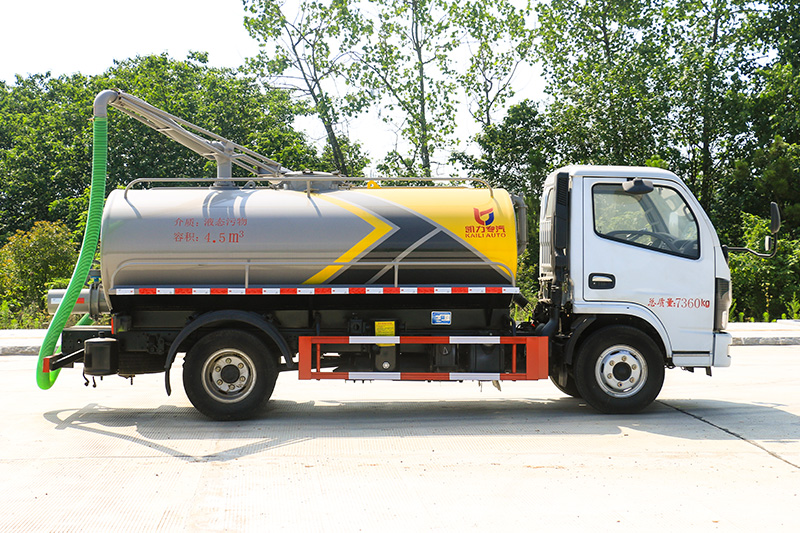 Dongfeng Xiaodolika 5-cubic-meter Sewage Suction Truck
