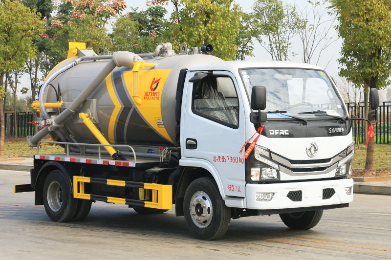 Dongfeng Xiaodolika Sewage Suction Truck, 4.5 cubic meters