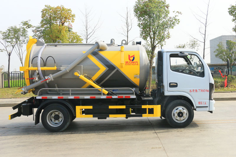 Dongfeng Xiaodolika Sewage Suction Truck, 4.5 cubic meters