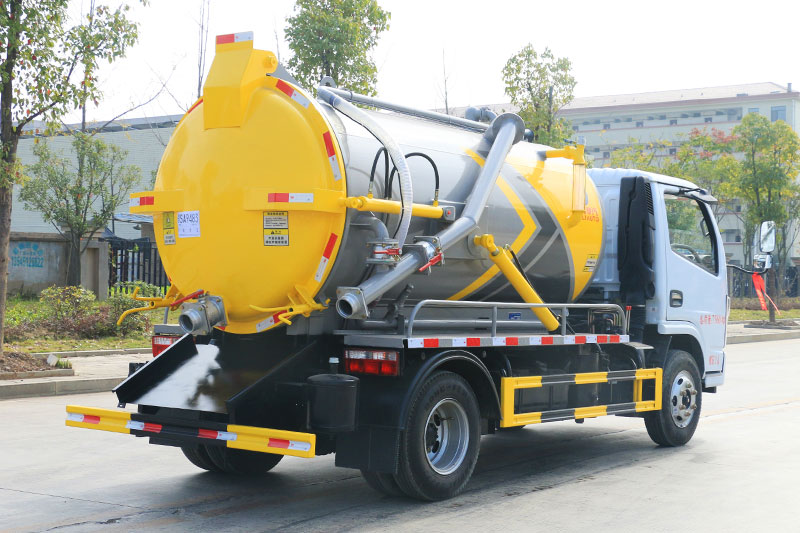 Dongfeng Xiaodolika Sewage Suction Truck, 4.5 cubic meters