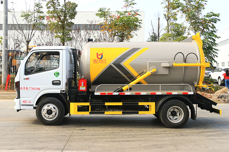 Dongfeng Xiaodolika Sewage Suction Truck, 4.5 cubic meters