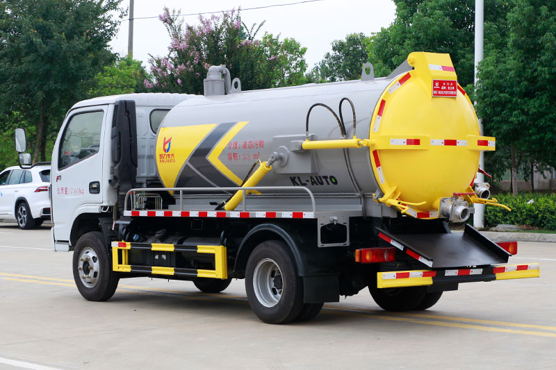 Dongfeng Huasheng F3  Sewage Suction Truck  4.5 cubic meters