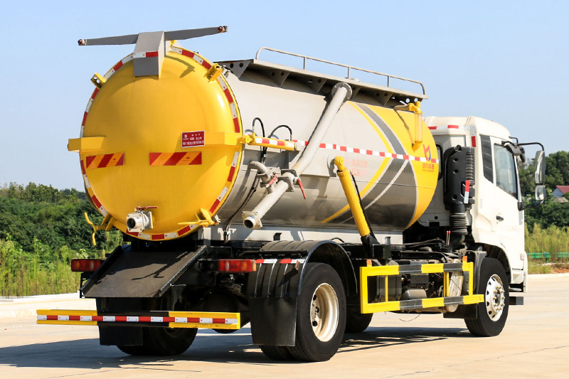 Dongfeng Tianjin 13-cubic-meter Sewage Suction Truck