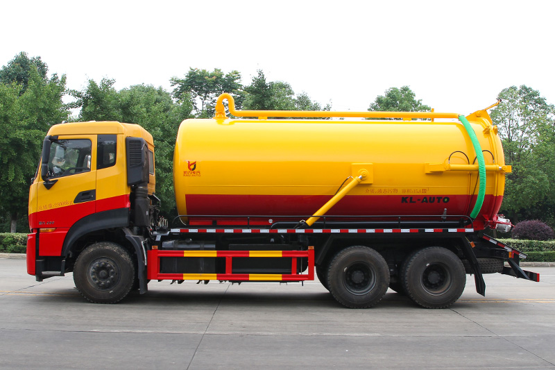 Dongfeng Tianlong Dual-Rear-Axle Sewage Suction Truck, 18 cubic meters