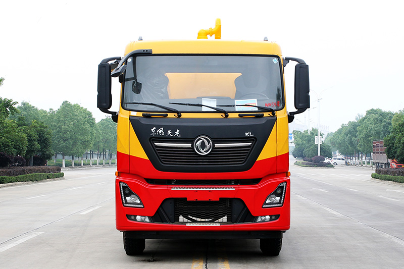 Dongfeng Tianlong Dual-Rear-Axle Sewage Suction Truck, 18 cubic meters