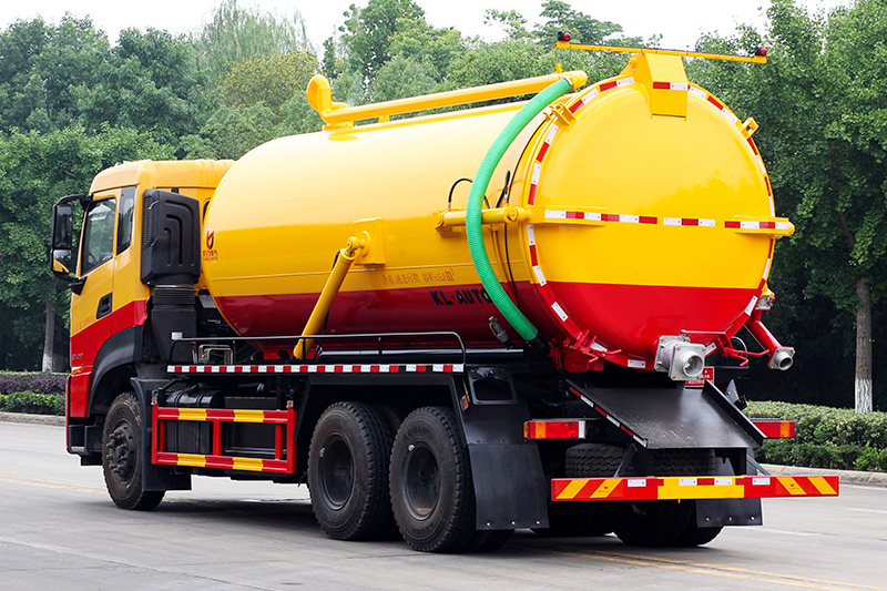 Dongfeng Tianlong Dual-Rear-Axle Sewage Suction Truck, 18 cubic meters