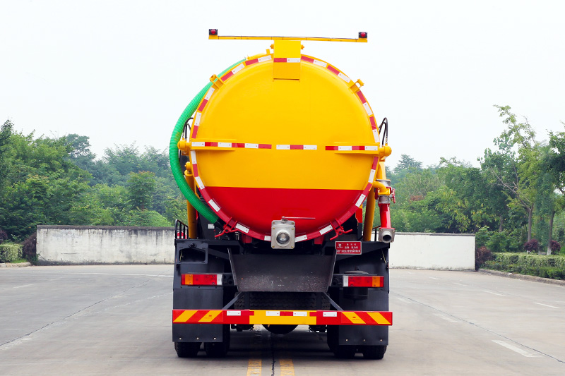 Dongfeng Tianlong Dual-Rear-Axle Sewage Suction Truck, 18 cubic meters