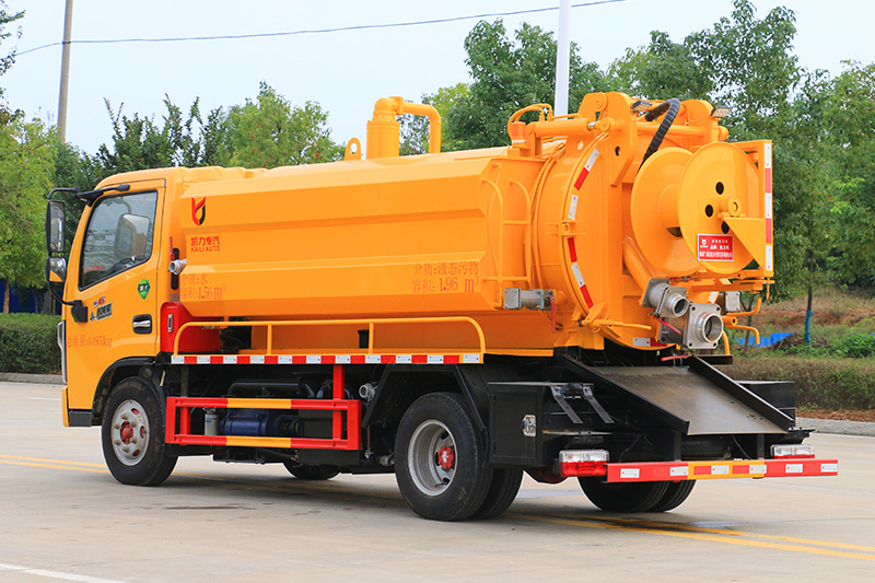 Dongfeng Xiaodolika Water Tank and Sewage Suction Truck (side-mounted water tank) – Blue Plate, 1.7-cubic-meter clean water tank, 3.8-cubic-meter sewage tank