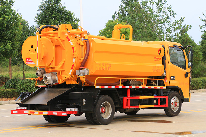 Dongfeng Xiaodolika Water Tank and Sewage Suction Truck (side-mounted water tank) – Blue Plate, 1.7-cubic-meter clean water tank, 3.8-cubic-meter sewage tank