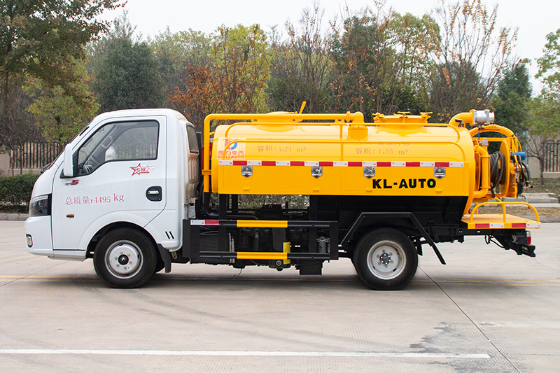 Dongfeng TuYi Cleaning and Vacuum Truck (Side-mounted Tank) (Blue Plate) 3.3 cubic meters