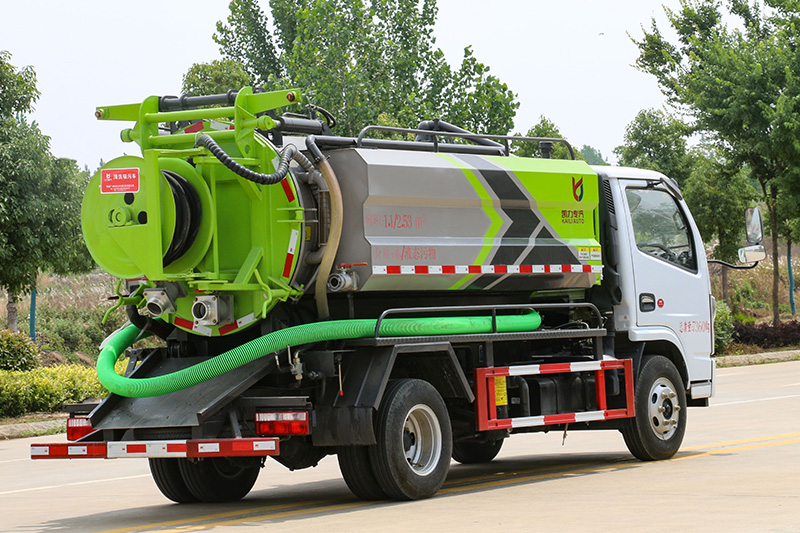 Dongfeng Xiaodolika Cleaning and Sewage Suction Truck (side-mounted tank) with a 1.7-cubic-meter clean water tank and a 3.8-cubic-meter sewage tank