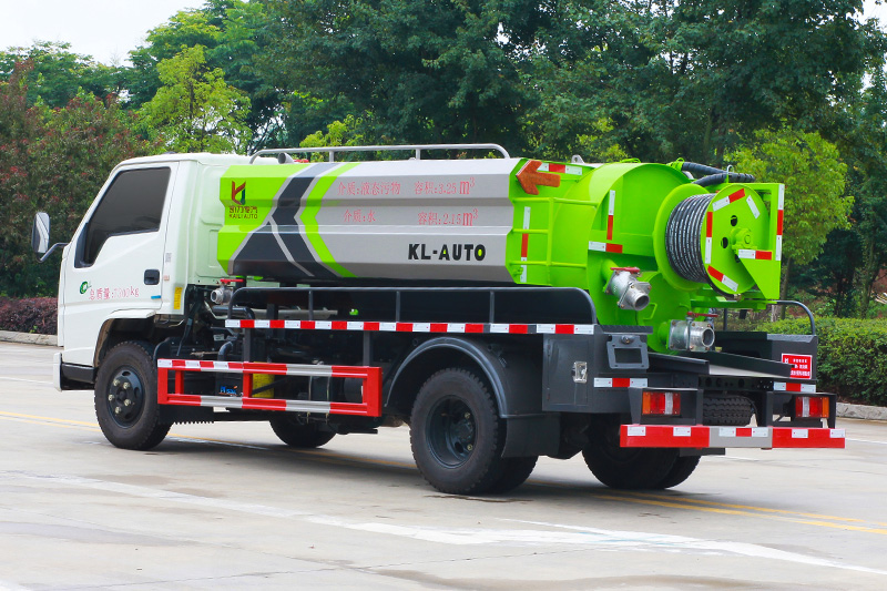 Jiangling Shunda Cleaning and Sewage Suction Truck (Side-mounted Tank) with a 2-cubic-meter clean water tank and a 2.5-cubic-meter sewage tank