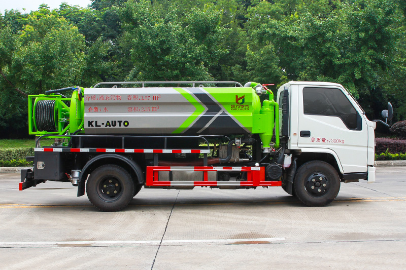 Jiangling Shunda Cleaning and Sewage Suction Truck (Side-mounted Tank) with a 2-cubic-meter clean water tank and a 2.5-cubic-meter sewage tank