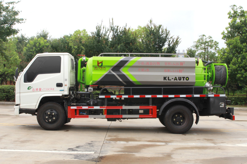 Jiangling Shunda Cleaning and Sewage Suction Truck (Side-mounted Tank) with a 2-cubic-meter clean water tank and a 2.5-cubic-meter sewage tank