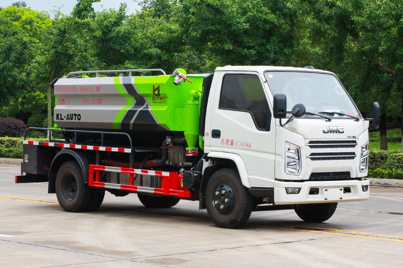 Jiangling Shunda Cleaning and Sewage Suction Truck (Side-mounted Tank) with a 2-cubic-meter clean water tank and a 2.5-cubic-meter sewage tank