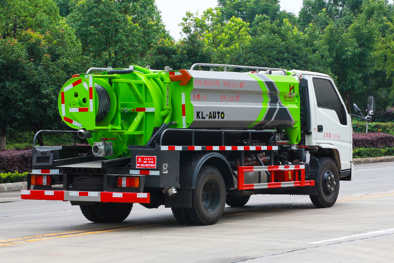 Jiangling Shunda Cleaning and Sewage Suction Truck (Side-mounted Tank) with a 2-cubic-meter clean water tank and a 2.5-cubic-meter sewage tank