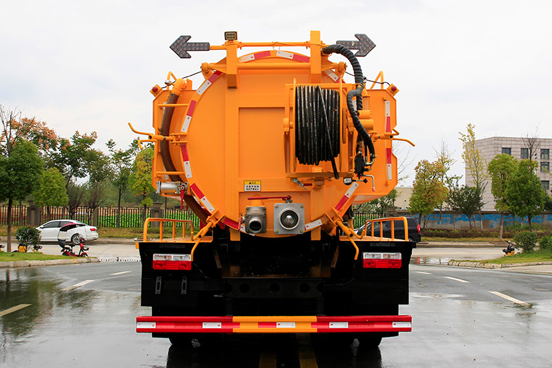 Dongfeng Xiao Furuika 10-cubic-meter Cleaning and Sewage Suction Truck (side-mounted tank) with a 3-cubic-meter clean water tank and a 7-cubic-meter sewage tank
