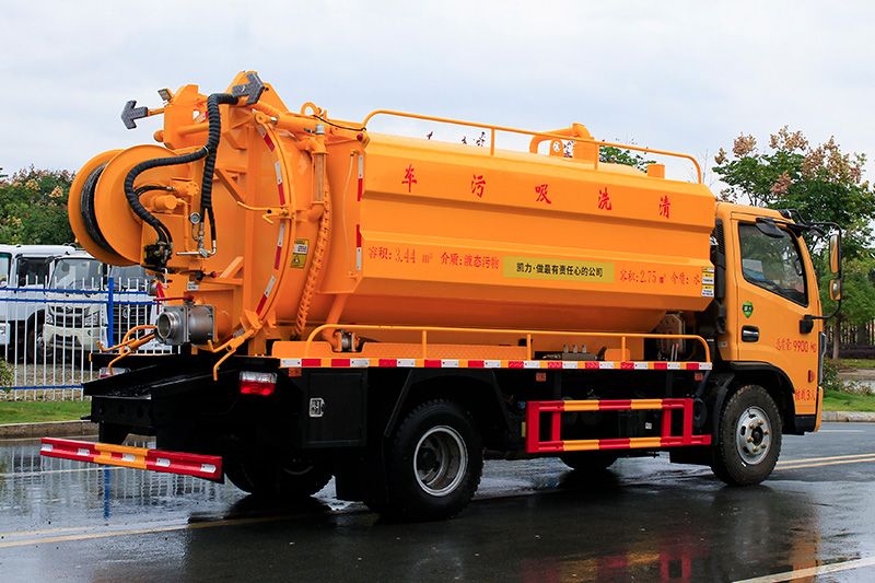 Dongfeng Xiao Furuika 10-cubic-meter Cleaning and Sewage Suction Truck (side-mounted tank) with a 3-cubic-meter clean water tank and a 7-cubic-meter sewage tank
