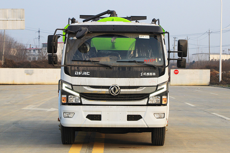 Dongfeng Dafurika Cleaning and Sewage Suction Truck (side-mounted water tank) with a 3-cubic-meter clean water tank and a 7.5-cubic-meter sewage tank