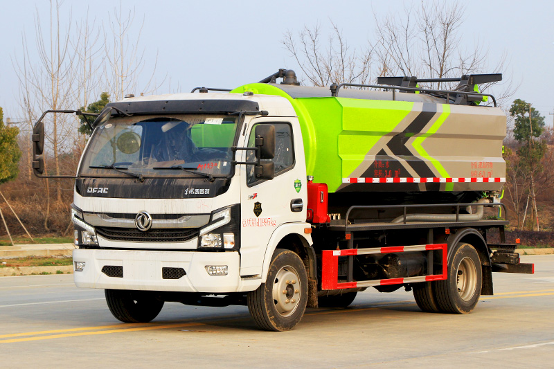 Dongfeng Dafurika Cleaning and Sewage Suction Truck (side-mounted water tank) with a 3-cubic-meter clean water tank and a 7.5-cubic-meter sewage tank