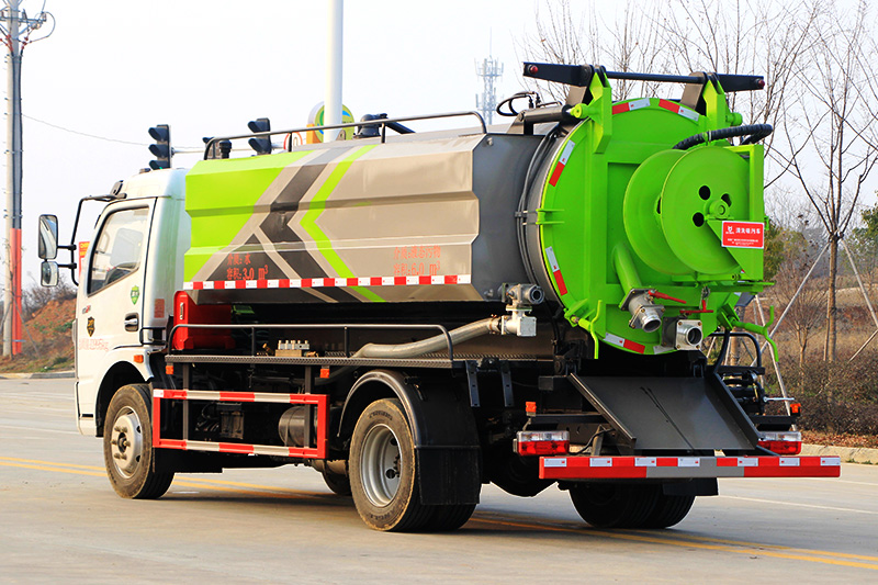 Dongfeng Dafurika Cleaning and Sewage Suction Truck (side-mounted water tank) with a 3-cubic-meter clean water tank and a 7.5-cubic-meter sewage tank