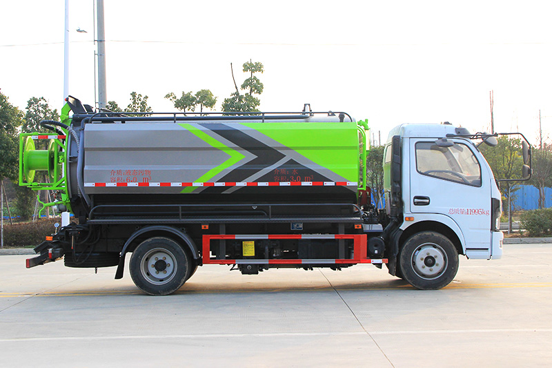 Dongfeng Dafurika Cleaning and Sewage Suction Truck (side-mounted water tank) with a 3-cubic-meter clean water tank and a 7.5-cubic-meter sewage tank