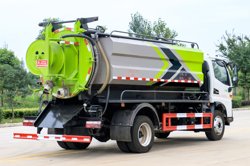 JAC Junling Cleaning and Sewage Suction Truck (Side-mounted Tank) with a 4-cubic-meter clean water tank and a 7-cubic-meter sewage tank