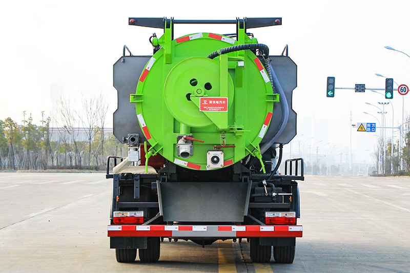 Dongfeng Daluika Cleaning and Sewage Suction Truck (Side-mounted Tank) 3-cubic-meter Fresh Water Tank, 7.5-cubic-meter Wastewater Tank