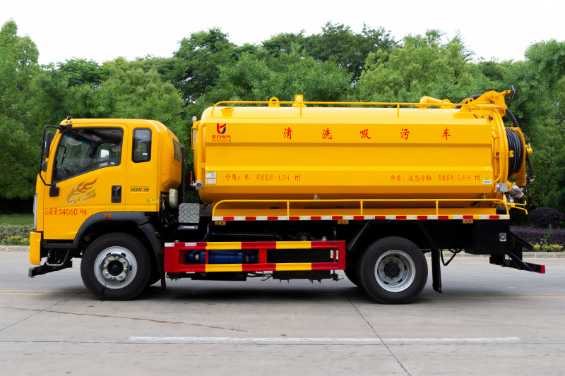 Sinotruk Haoman Vacuum Truck (Side-mounted Tank) with a 4-cubic-meter clean water tank and a 9-cubic-meter wastewater tank